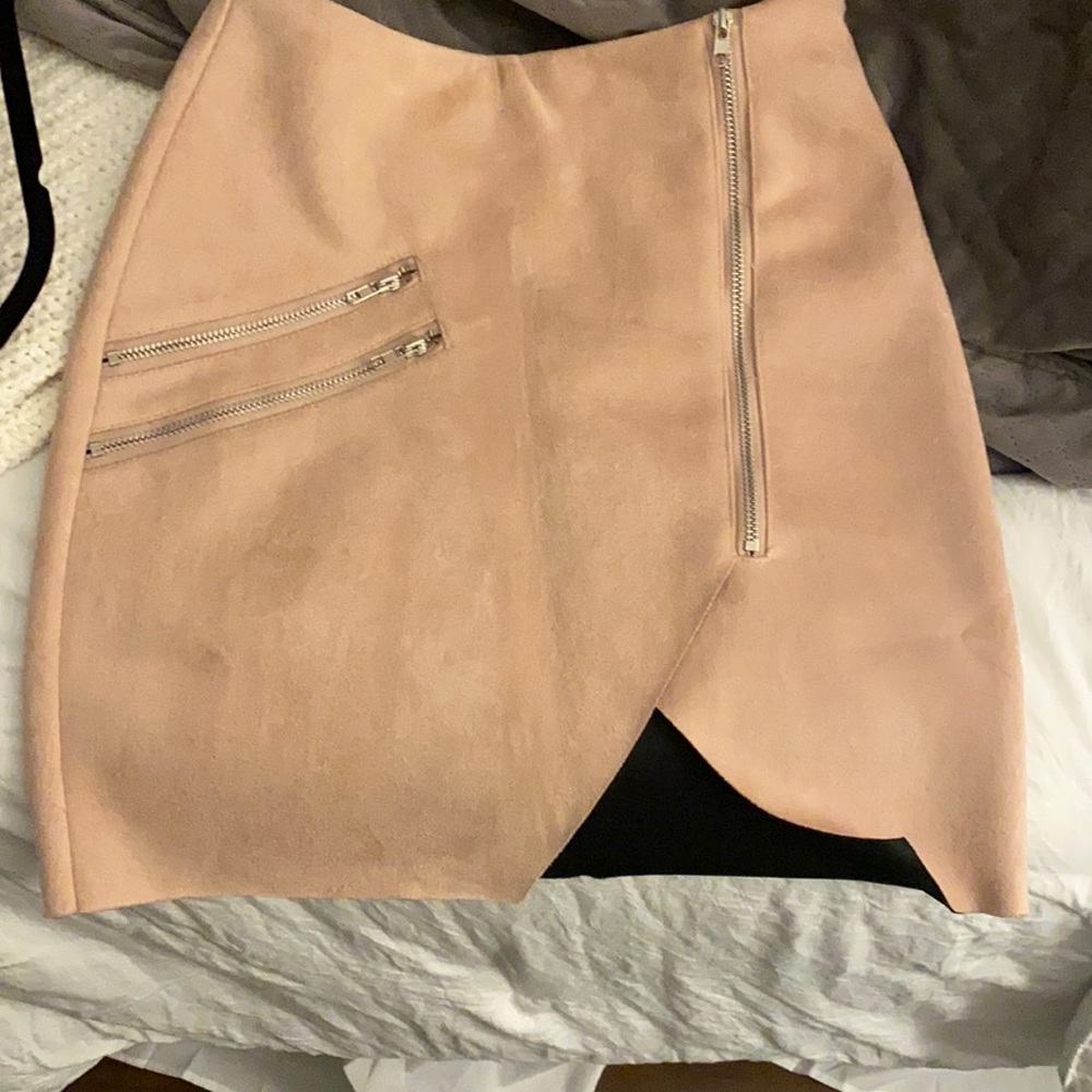 Pink suede skirt with zipper details
